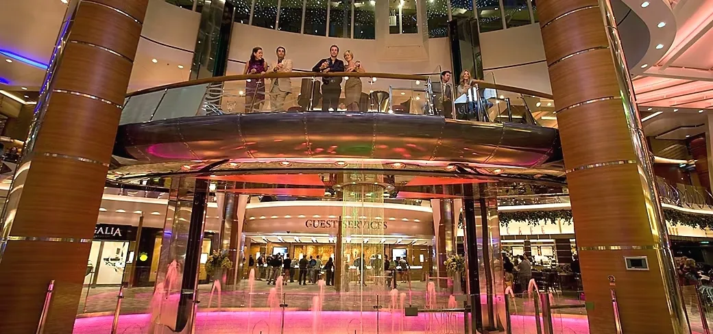 4- RISING TIDE BAR <br> EL BAR ASCENSOR PANORÁMICO