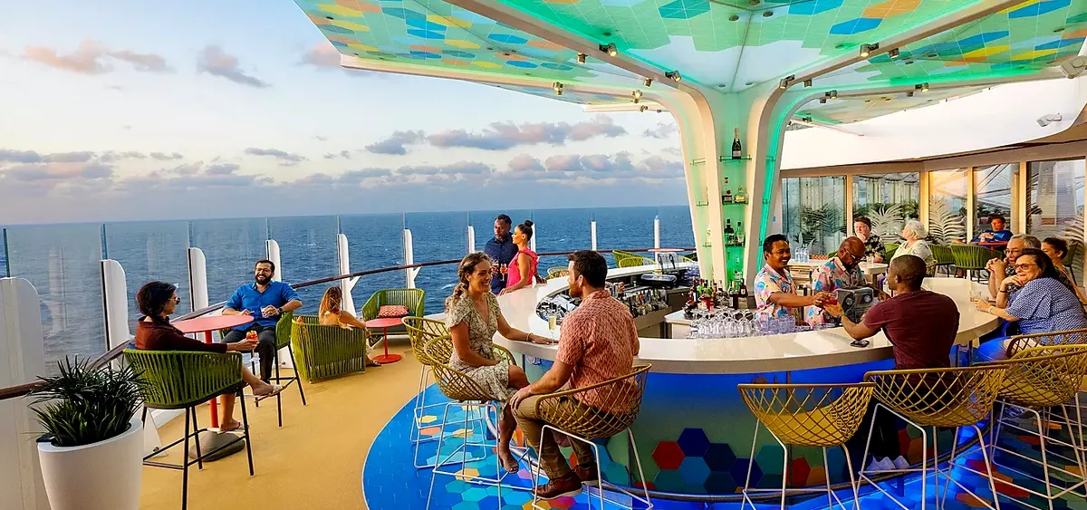 4- THE VUE BAR <br> BAR SUSPENDIDO CON VISTA PANORÁMICA