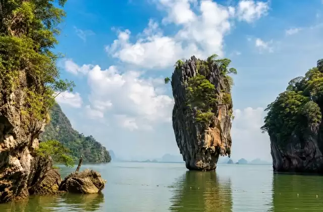 En la bahía de Phang Nga