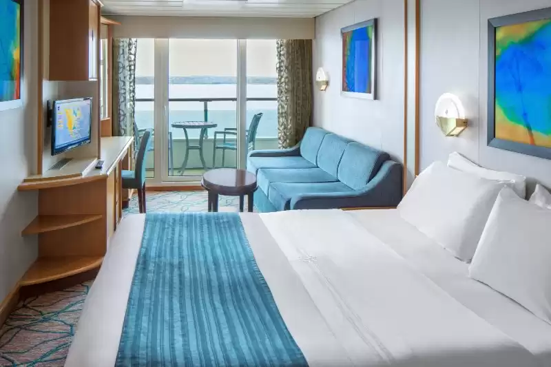 Cabina espaciosa con vista al mar y balcón